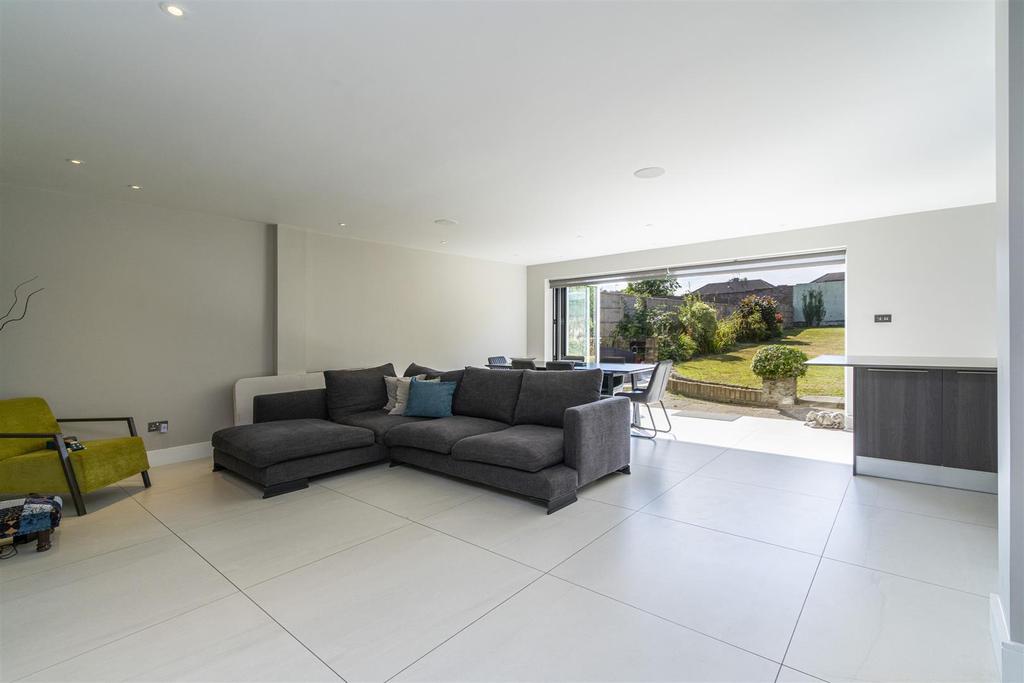 Coldharbour Lane, Bushey 4 bed detached house £1,150,000