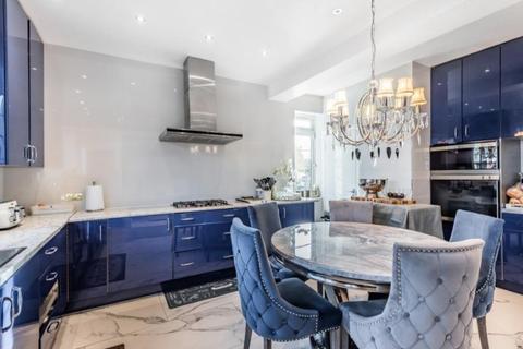 72 Downage, London, NW4 1HP