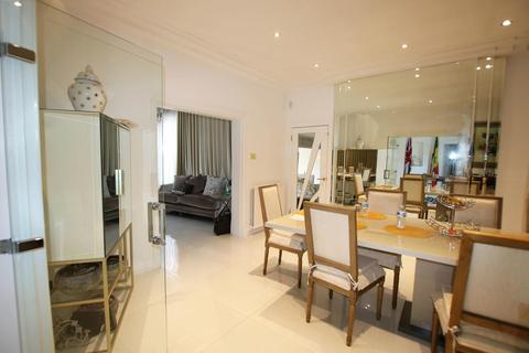 72 Downage, London, NW4 1HP