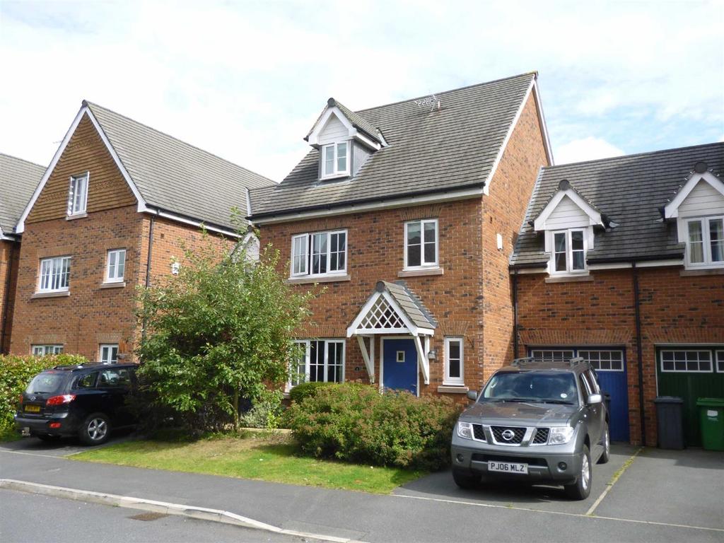 Farcroft Close, Lymm 5 bed link detached house for sale £550,000