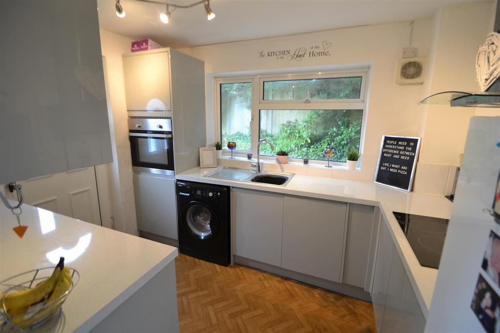 The Elms, Andover, SP10 2JH 3 bed end of terrace house £975 pcm (£225 pw)