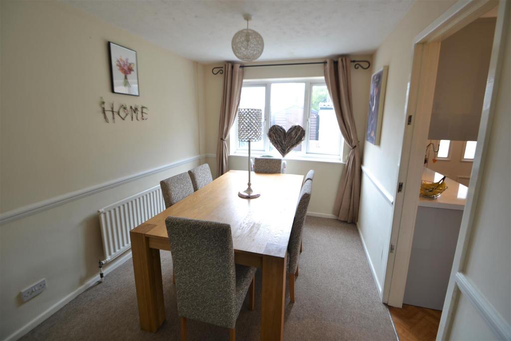 The Elms, Andover, SP10 2JH 3 bed end of terrace house £975 pcm (£225 pw)