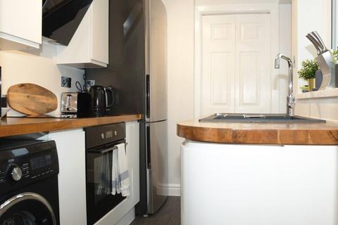 2 bedroom end of terrace house to rent - Park Street, Wrexham LL11
