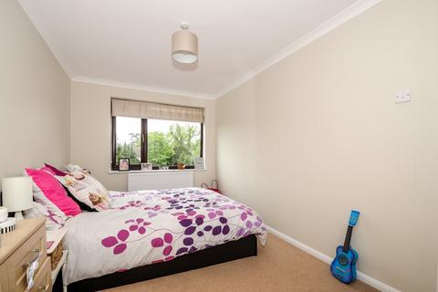 2 bedroom flat to rent, Mallards Reach, Weybridge, KT13