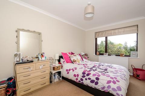 2 bedroom flat to rent, Mallards Reach, Weybridge, KT13
