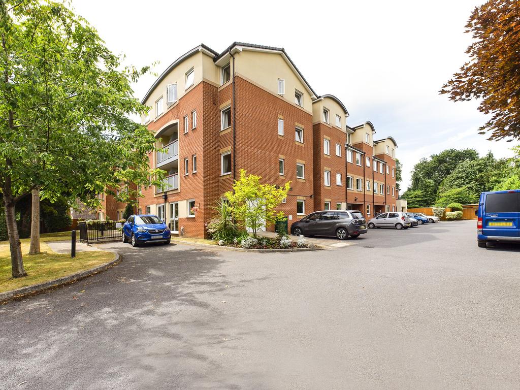 Addlestone Park, Addlestone, Surrey, KT15 1 bed apartment £99,950