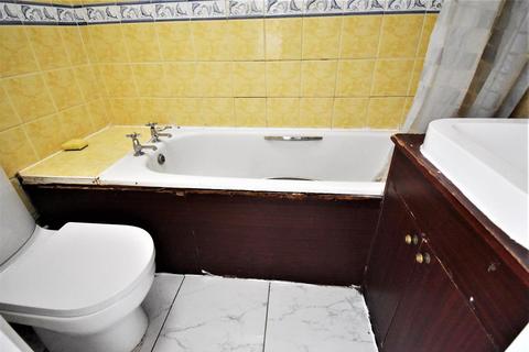 15 Aluric Close, Grays, RM16 4NB
