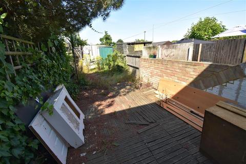 15 Aluric Close, Grays, RM16 4NB
