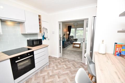 2 bedroom flat for sale - Dawlish Court, Devonshire Road, FY2
