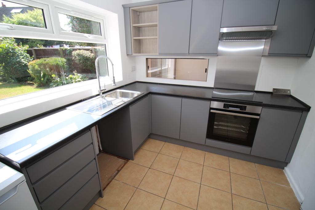 Bent Lanes, Urmston, Manchester, M41 3 bed semidetached house £1,400