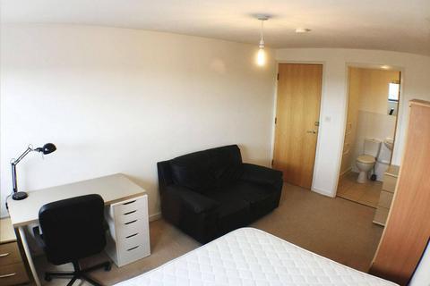 3 bedroom flat to rent, Poplar Court, Moss Lane East, Manchester. M16 7DH