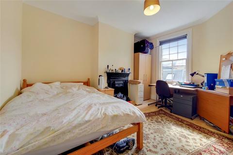 3 bedroom flat to rent, Hackford Road, London