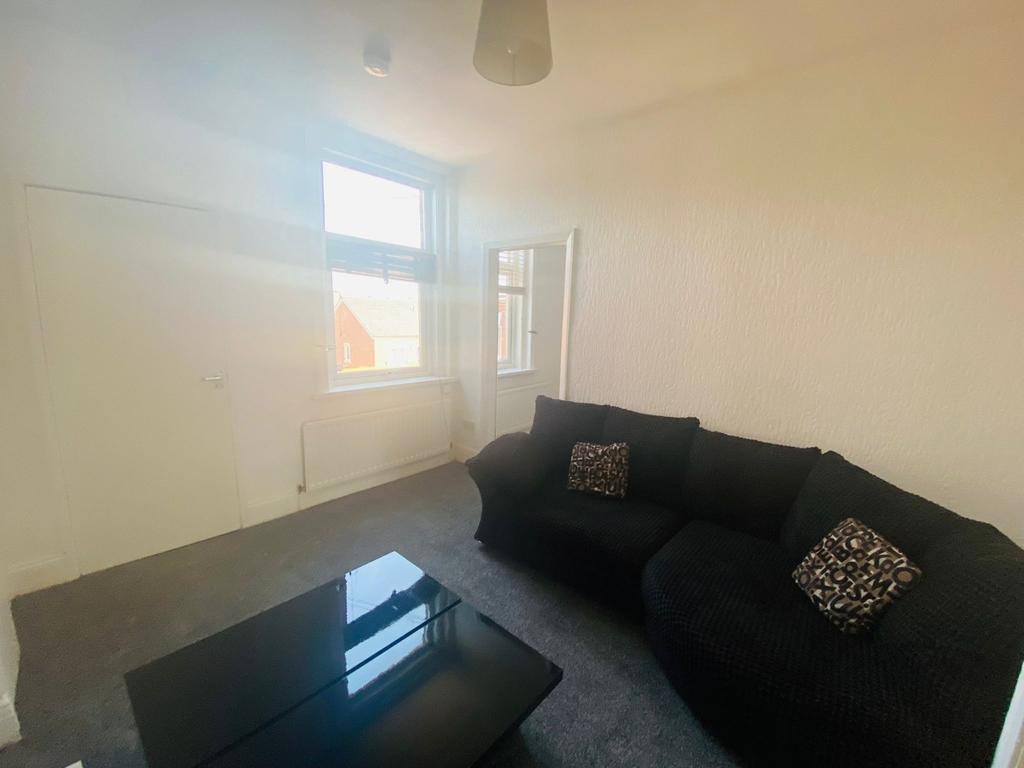 Leighton Street, South Shields 3 bed flat £495 pcm (£114 pw)