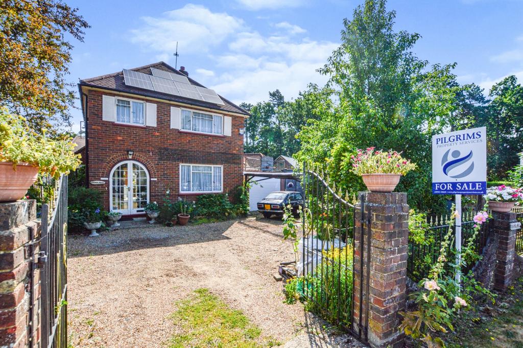 Bagshot Road, Knaphill, Woking... 3 bed detached house £600,000