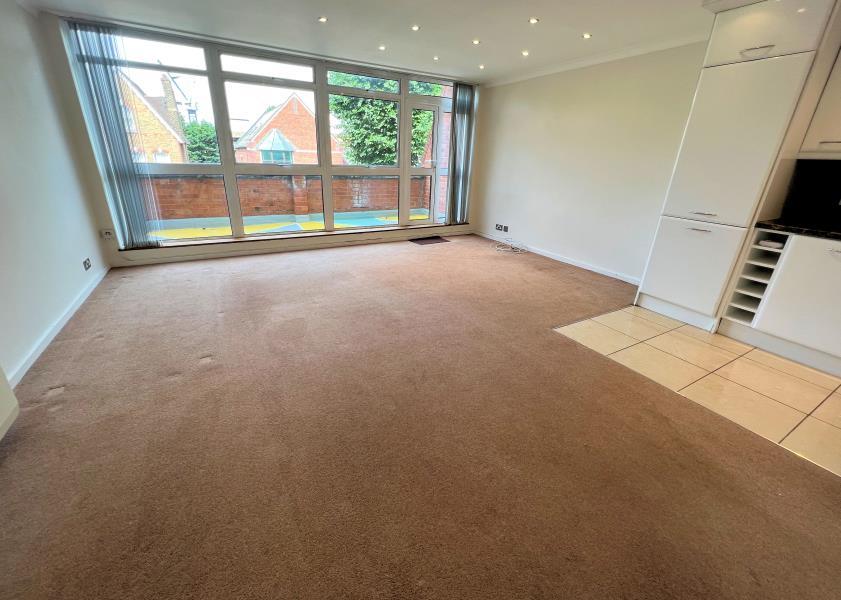 HOLDEN AVENUE, NORTH FINCHLEY, N12 2 bed flat £1,600 pcm (£369 pw)