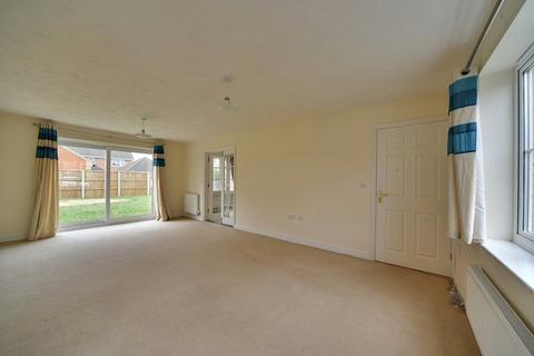 4 bedroom detached house to rent, Linden Walk, Beck Row, Bury St. Edmunds, Suffolk, IP28
