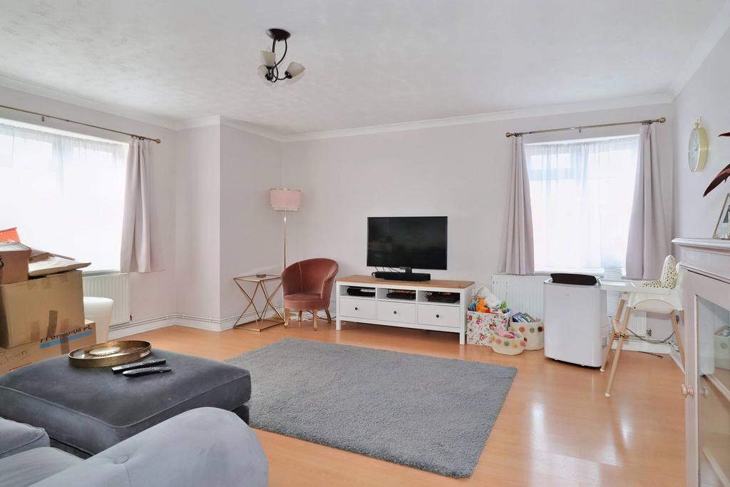 Colne Drive, WaltononThames KT12 2 bed flat £1,195 pcm (£276 pw)