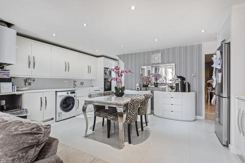 27 Bennetts Close, Slough, SL1 5AS