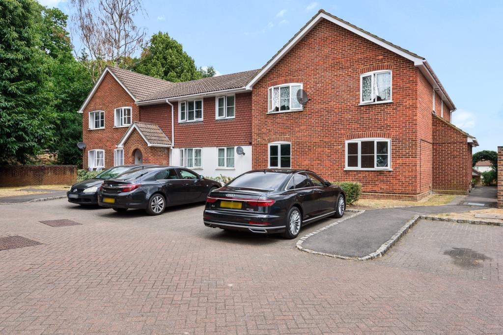 Bagshot, Surrey, GU19 1 bed flat for sale £190,000