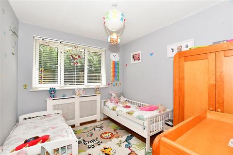 6 Childs Close, Hornchurch, RM11 2BT