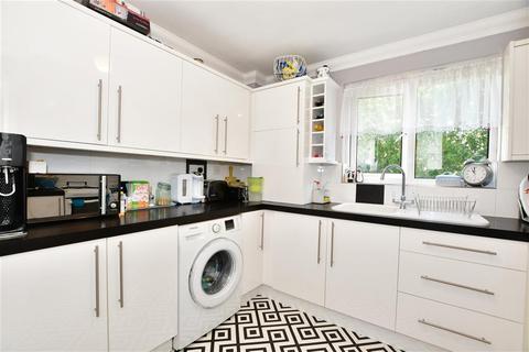 6 Childs Close, Hornchurch, RM11 2BT