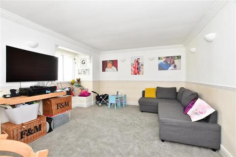 6 Childs Close, Hornchurch, RM11 2BT