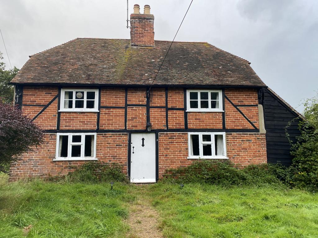 Rotherwick RG27 3 bed farm house £1,250 pcm (£288 pw)