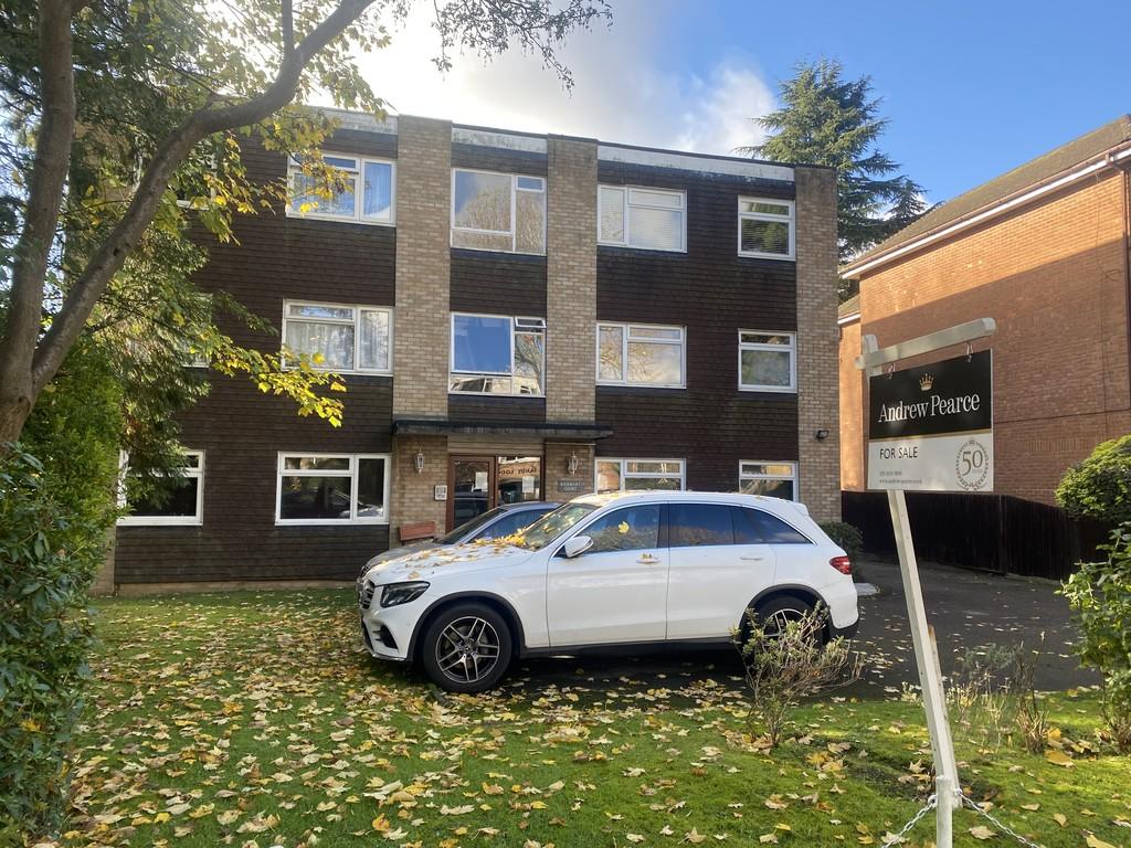 The Avenue, Pinner HA5 2 bed flat for sale £350,000