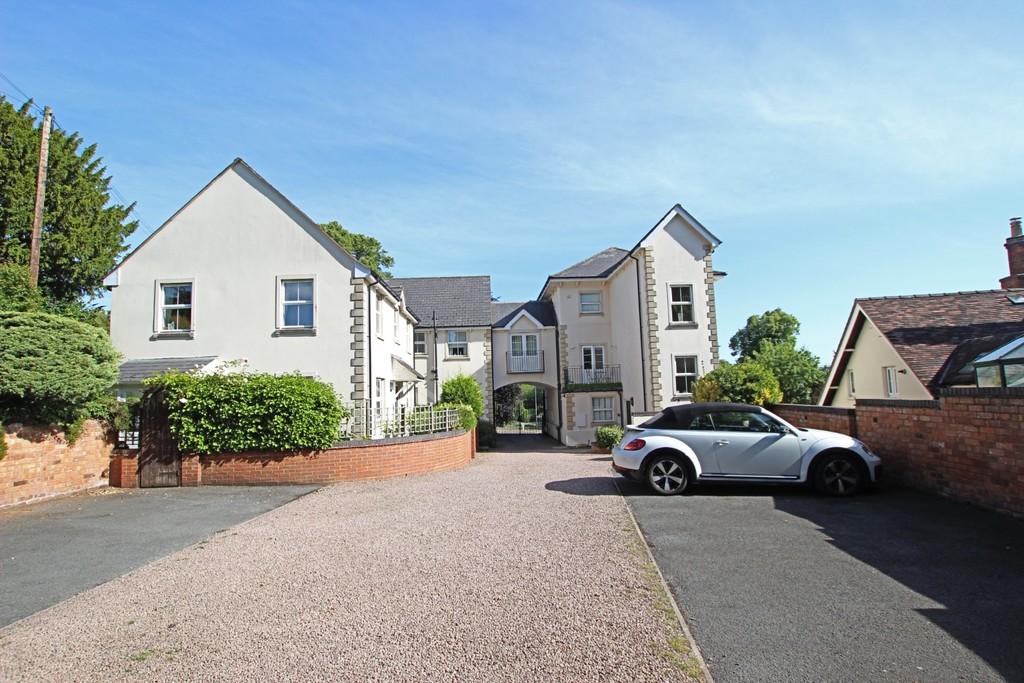 Moorlands Road, Malvern 2 bed apartment £975 pcm (£225 pw)