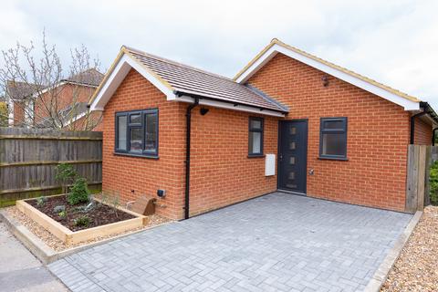 1 bedroom detached bungalow to rent, Sadler's Court, Reading Road