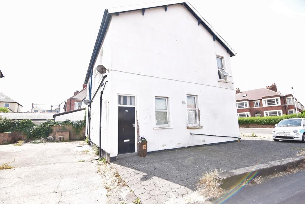 Detached house exterior, driveway