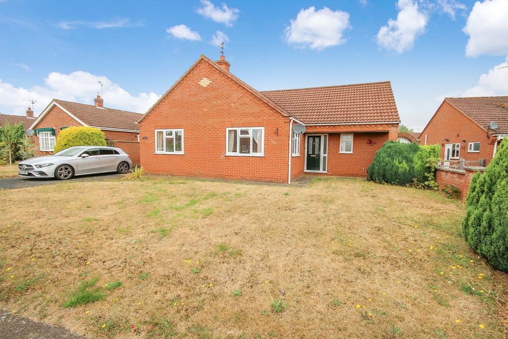 Mountbatten Road, Dersingham, PE31 3 bed detached bungalow £1,350 pcm