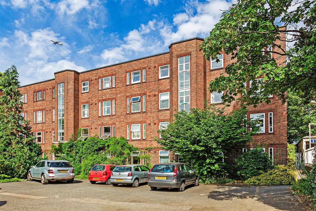 Rosemary Gardens, East Sheen, SW14 2 bed flat for sale £439,950