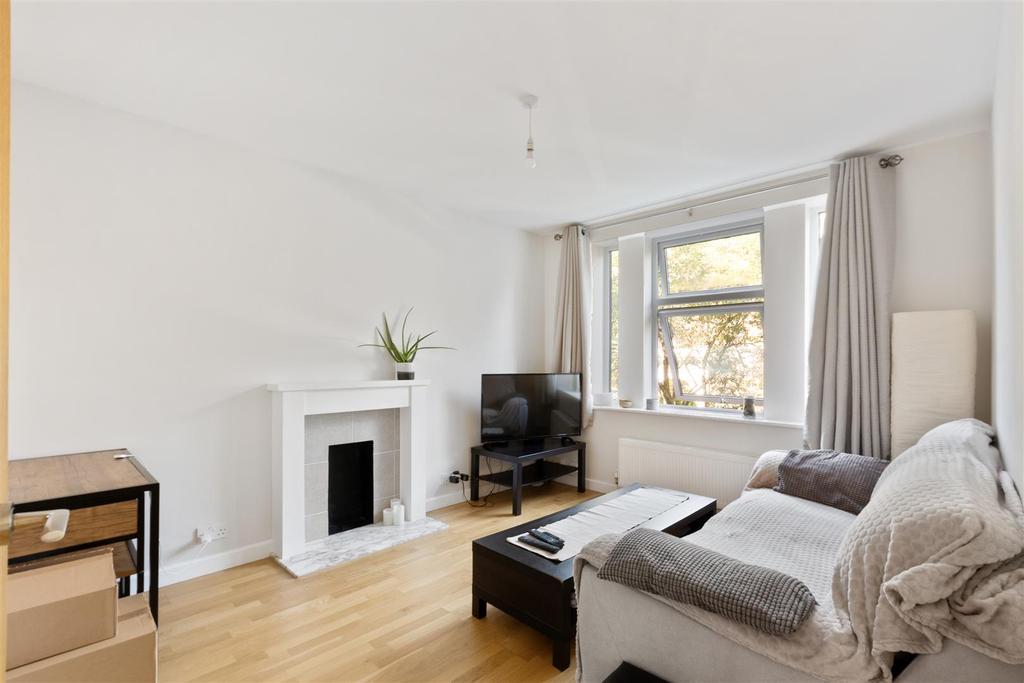 Rosemary Gardens, East Sheen, SW14 2 bed flat £400,000
