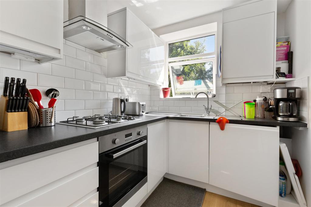 Rosemary Gardens, East Sheen, SW14 2 bed flat £400,000