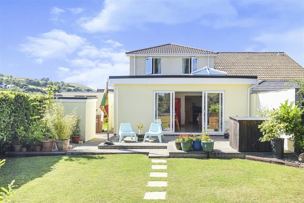 Bryn Siriol, Ty Isaf, Caerphilly 5 bed semidetached house £315,000