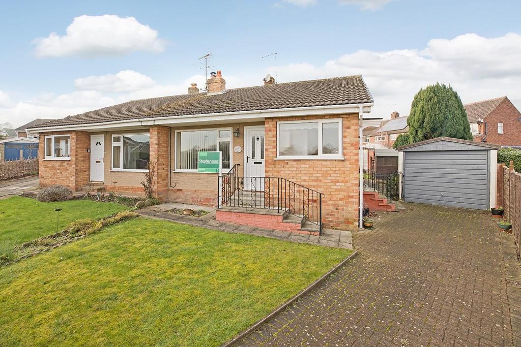 Manor Drive, Knaresborough 2 bed semidetached bungalow £240,000