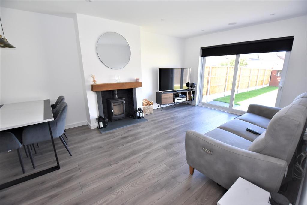 Spencer Gardens, Rochford 2 bed semidetached bungalow £370,000