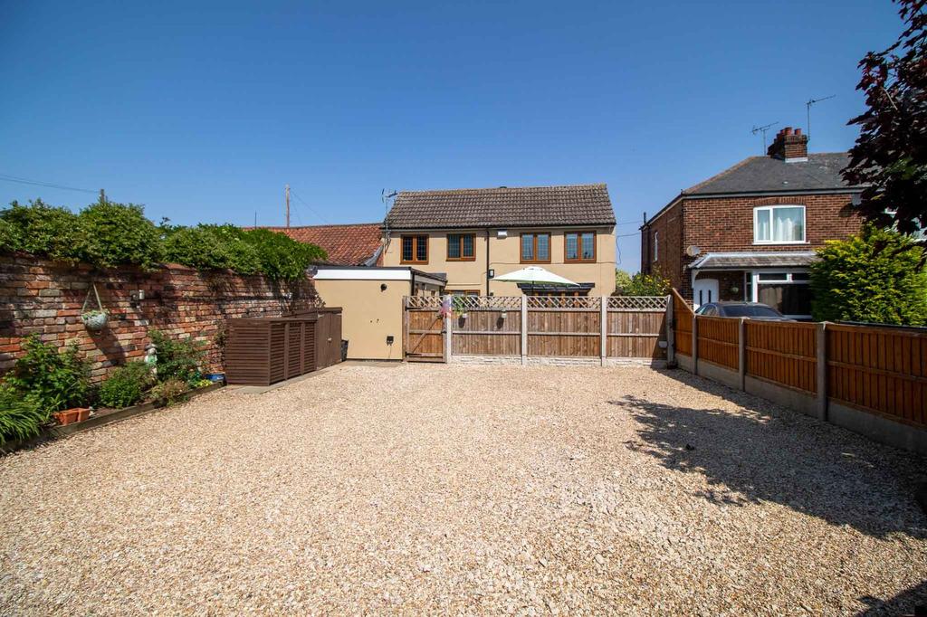 Gainsborough Road, Scotter, DN21 2 bed semidetached house for sale £