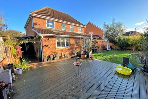 8 Augustine Walk, Warfield, Bracknell, RG42 3DX