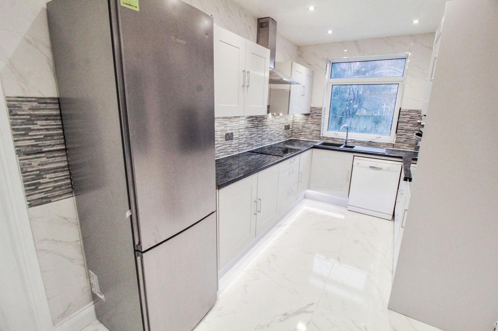 Broadway East, Gosforth, Newcastle... 5 bed semidetached house £1,650 pcm (£381 pw)