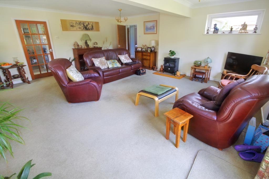 Lakeside, Newent 3 bed bungalow £365,000