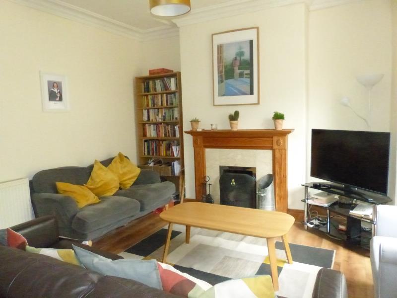 EAST PARADE, ILKLEY, LS29 8JP 3 bed terraced house £895 pcm (£207 pw)