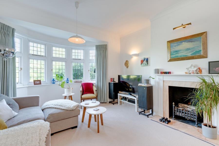 Oakhill Avenue, Hampstead, NW3 3 bed apartment £3,250 pcm (£750 pw)