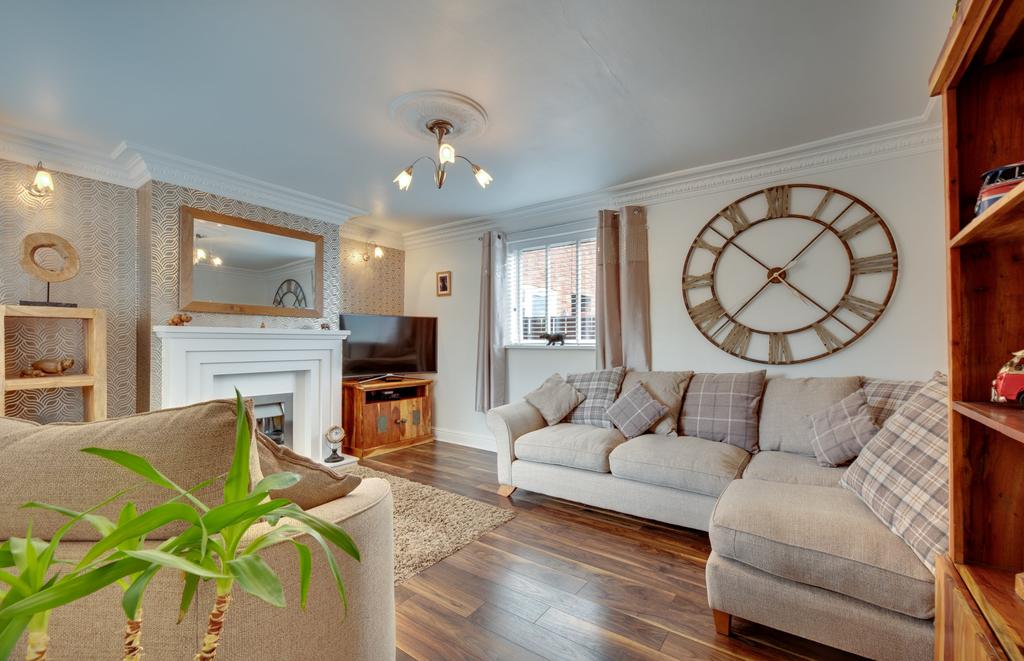 Woodburn Gardens, Lobley Hill, NE11 2 bed terraced house £145,000