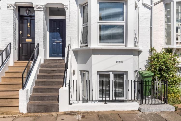 Road London W4 2 bed flat £2,500 pcm (£577 pw)