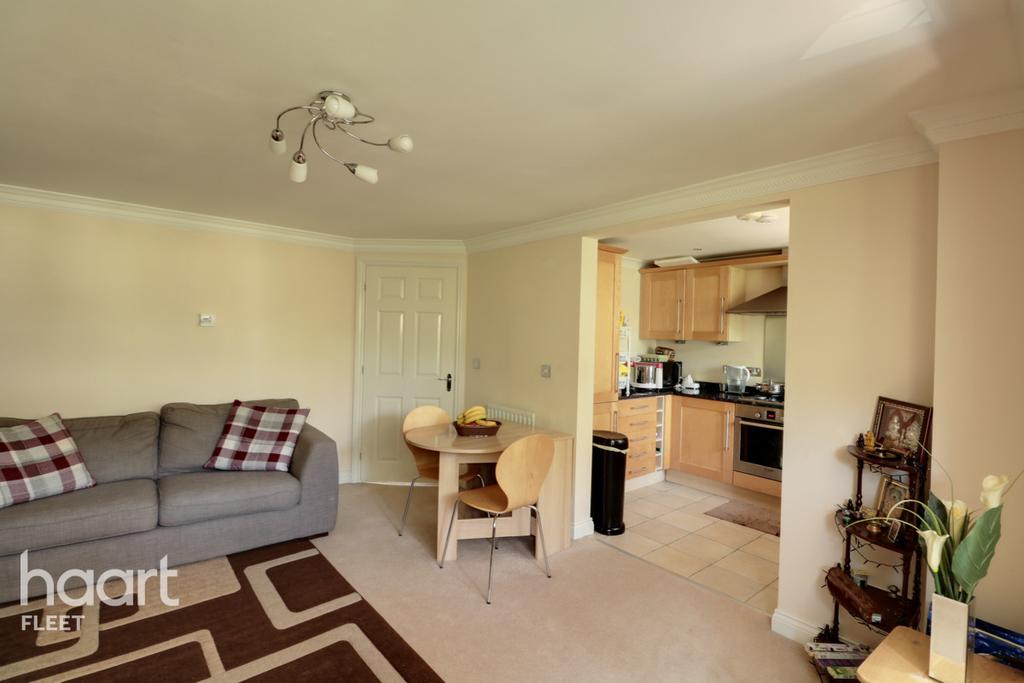 Canterbury Gardens, Farnborough 2 bed apartment £285,000