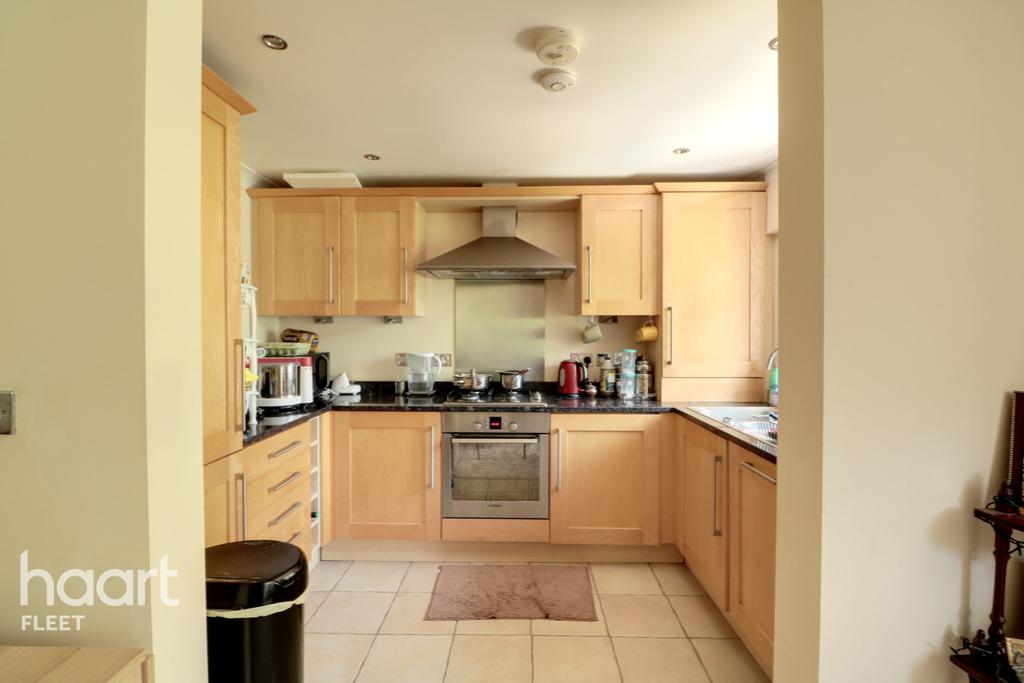 Canterbury Gardens, Farnborough 2 bed apartment £285,000