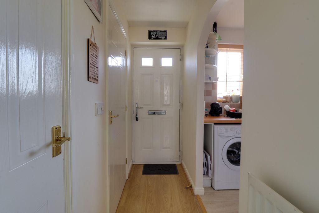 Farriers Way, Houghton Regis LU5 5FF 2 bed end of terrace house £300,000