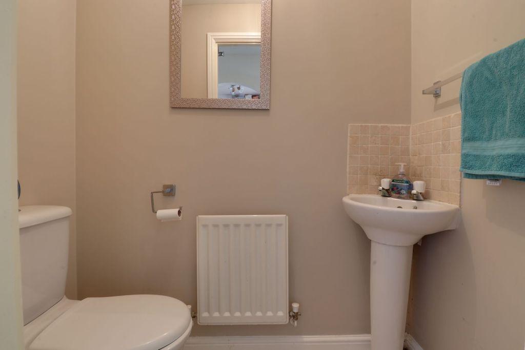 Farriers Way, Houghton Regis LU5 5FF 2 bed end of terrace house £300,000